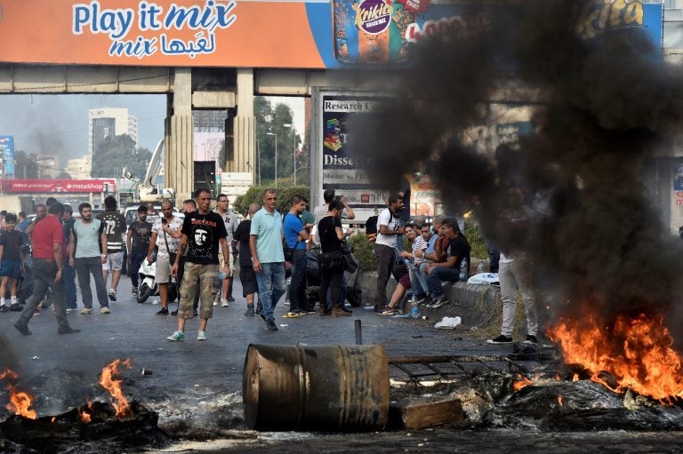 Manifestantes bloquean la autopista Dora, en Beirut, Líbano (EFE/EPA/WAEL HAMZEH)