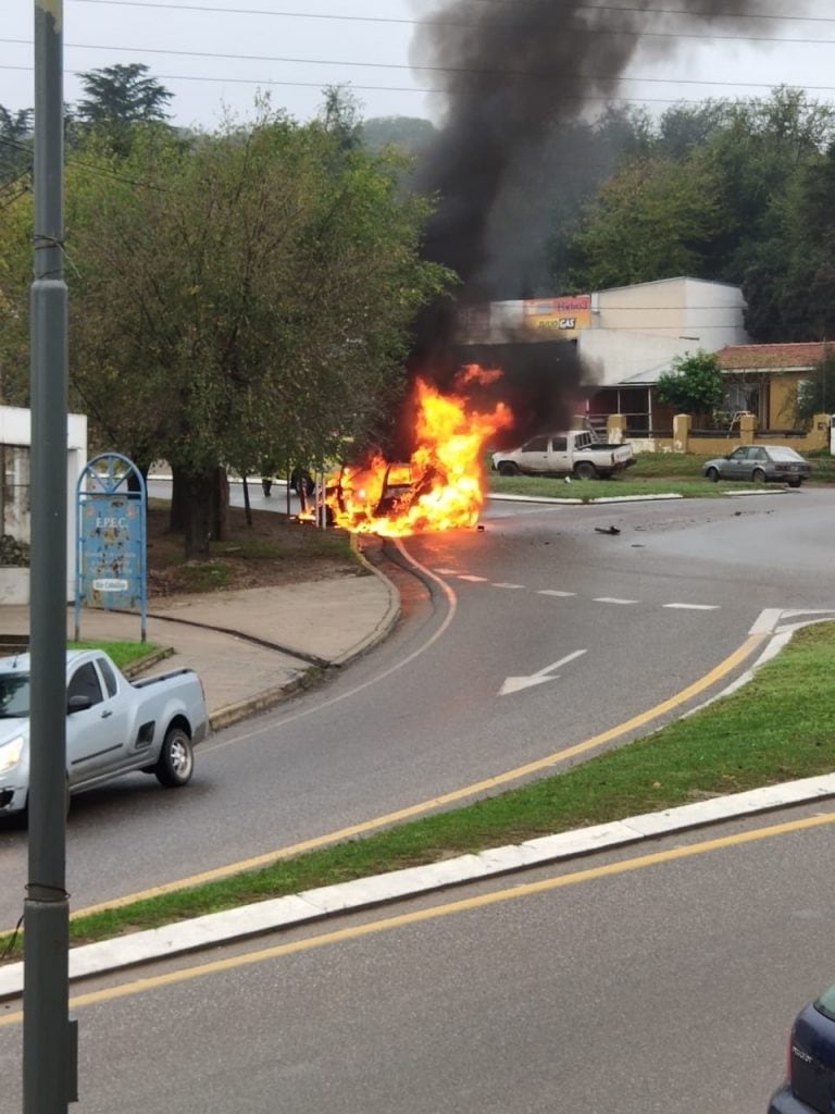 Incendio de vehiculo en Río Ceballos. (Foto: Vía Villa Allende)