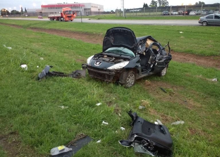 Un Peugeot 206 y una Renault Kangoo terminaron en la banquina de Circunvalación a la altura de Uriburu. (@belitaonline)