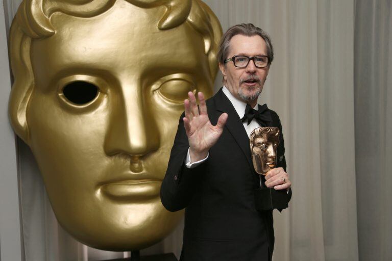 Actor Gary Oldman poses with his Best Actor Award for 'Darkest Hour' for photographers upon arrival at the BAFTA 2018 afterparty in London, Sunday, Feb. 18, 2018. (Photo by Joel C Ryan/Invision/AP) inglaterra londres Gary Oldman entrea de los premios BAFTA 2018 premios de la academia britanica de cine