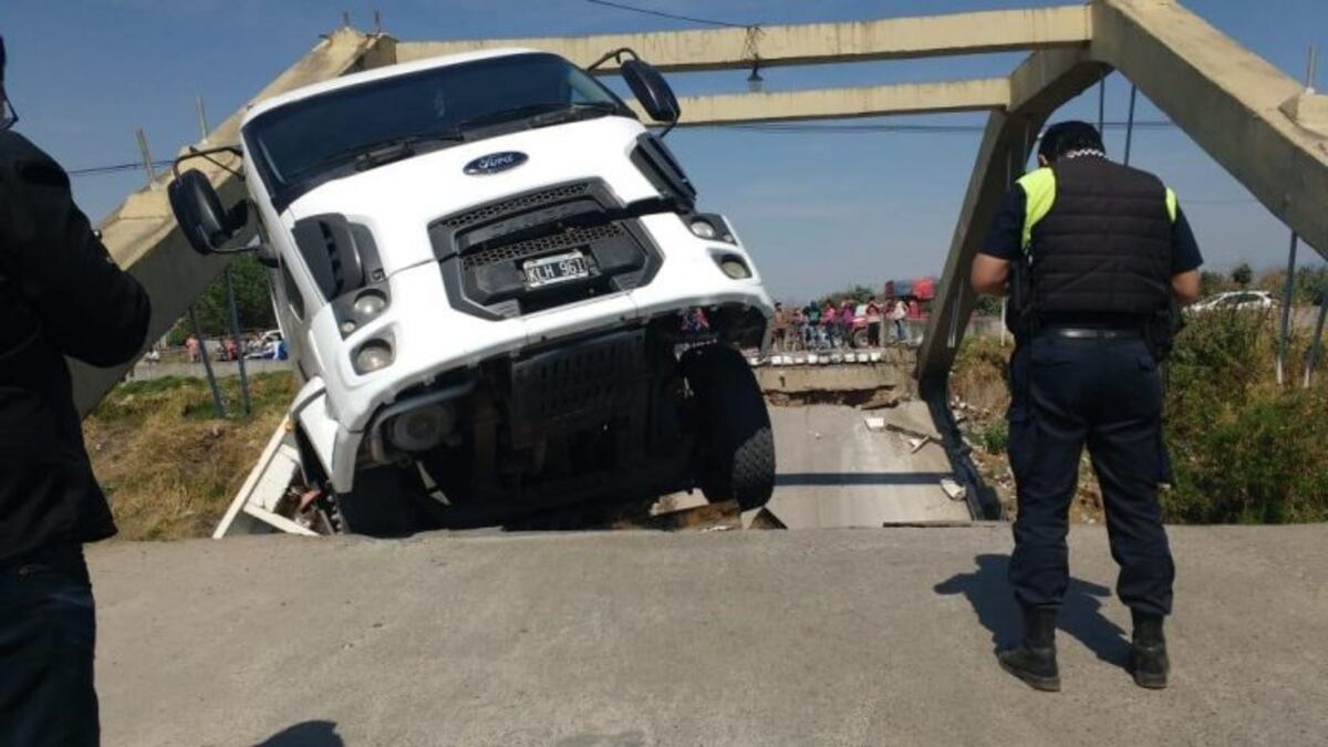 Un camión quedó atrapado tras el derrumbe de un puente en El Manantial Sur