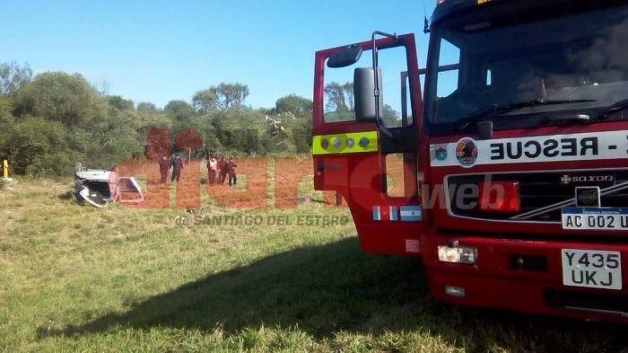 Los bomberos trabajaron intensamente para sacar del auto a los heridos.