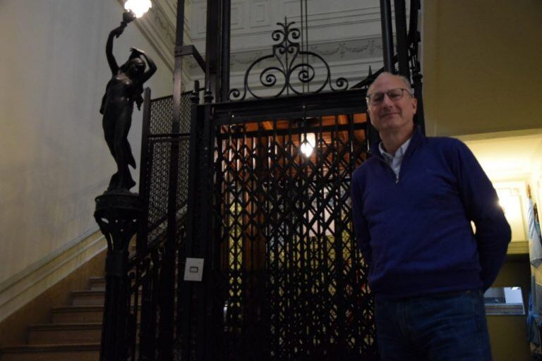 En la imagen, el embajador posa junto al primer ascensor que se instaló en toda la provincia de Corrientes, construído por su abuelo en 1924 y que aún se encuentra en pleno funcionamiento dentro del Rectorado de la UNNE. (Vía Resistencia).