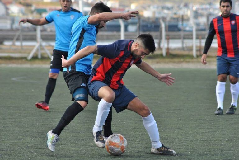 Rodrigo Hernandez aportó para Los Cuervos en el medio campo.