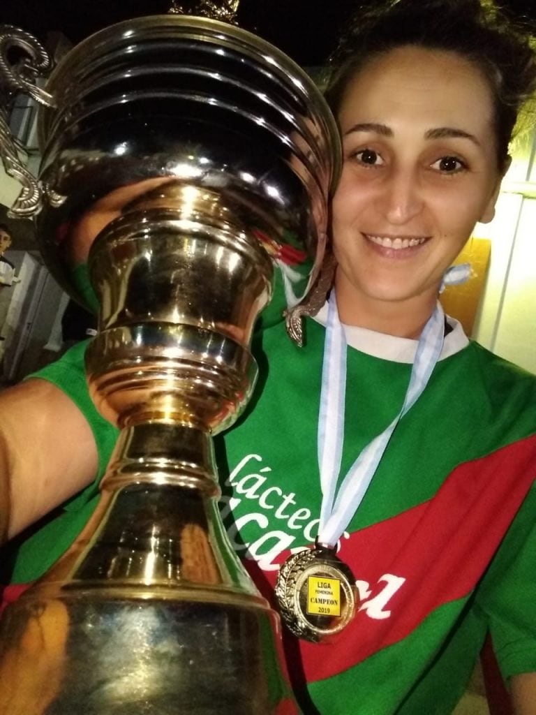 Carolina Navarro una mujer del fútbol de Arroyito