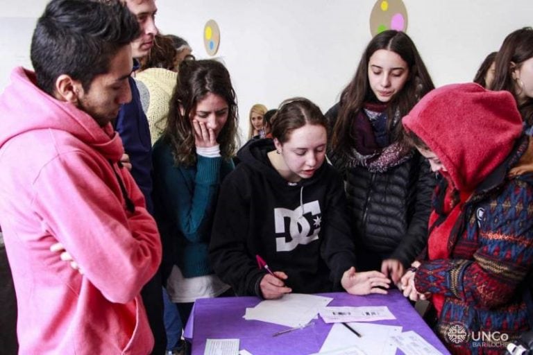 Jóvenes participando de instancias anteriores de las OMA (Foto: ANBariloche).