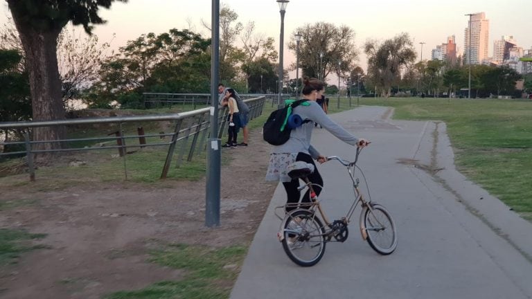 Muchos rosarinos salieron a pasear, pese a que sigue estando prohibido (Vía Rosario)