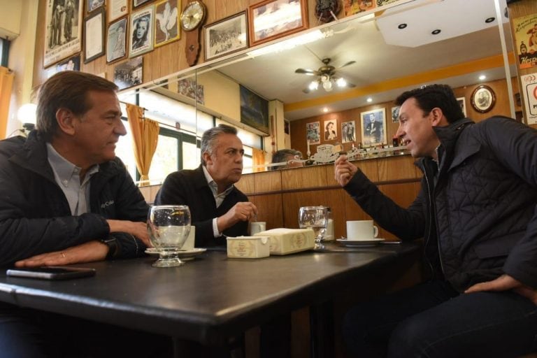 Los dirigentes desayunaron en un café de Godoy Cruz.