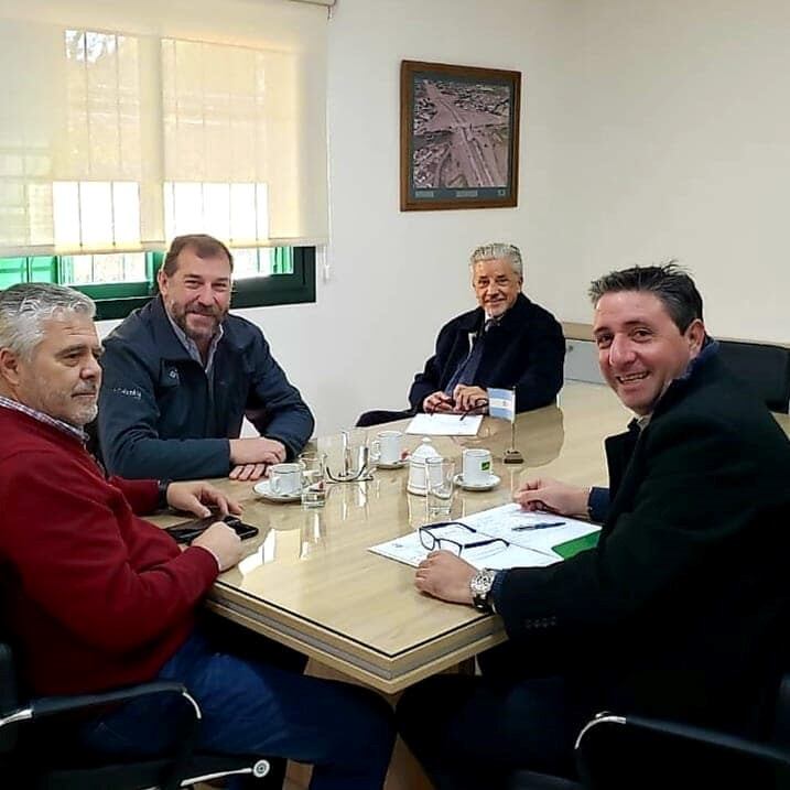 Salibi junto a representantes de Camino de las Sierras (Foto: Municipalidad de Mendiolaza)