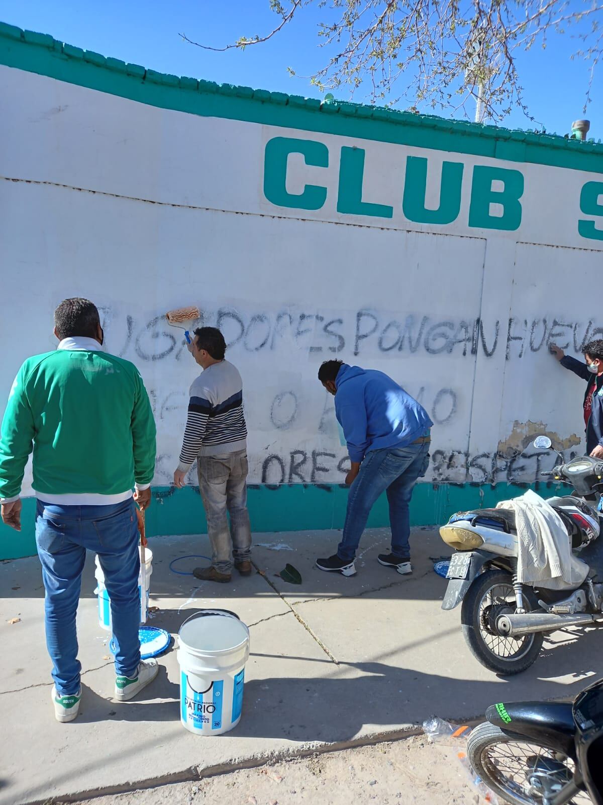 Los barras se despegaron de las amenazas y borraron las pintadas.