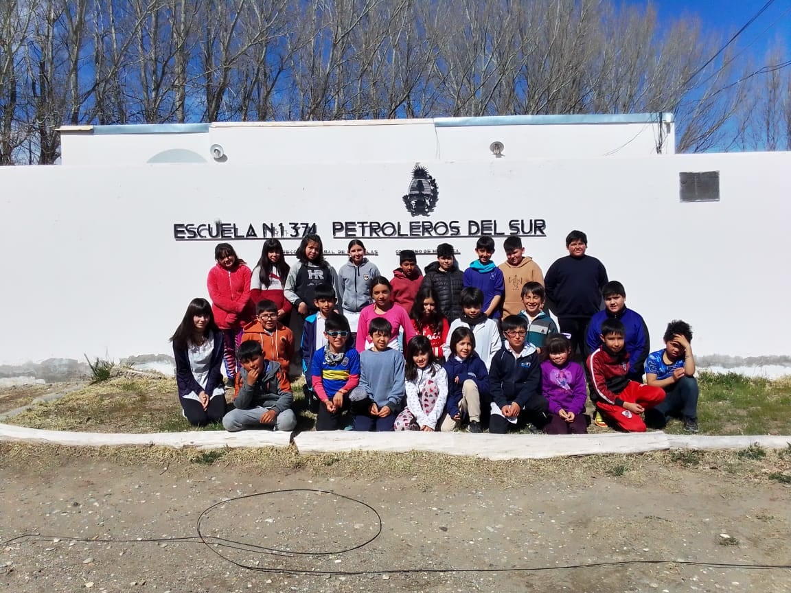 Víctor, junto a sus compañeros de la escuela del paraje La Junta, de Malargüe