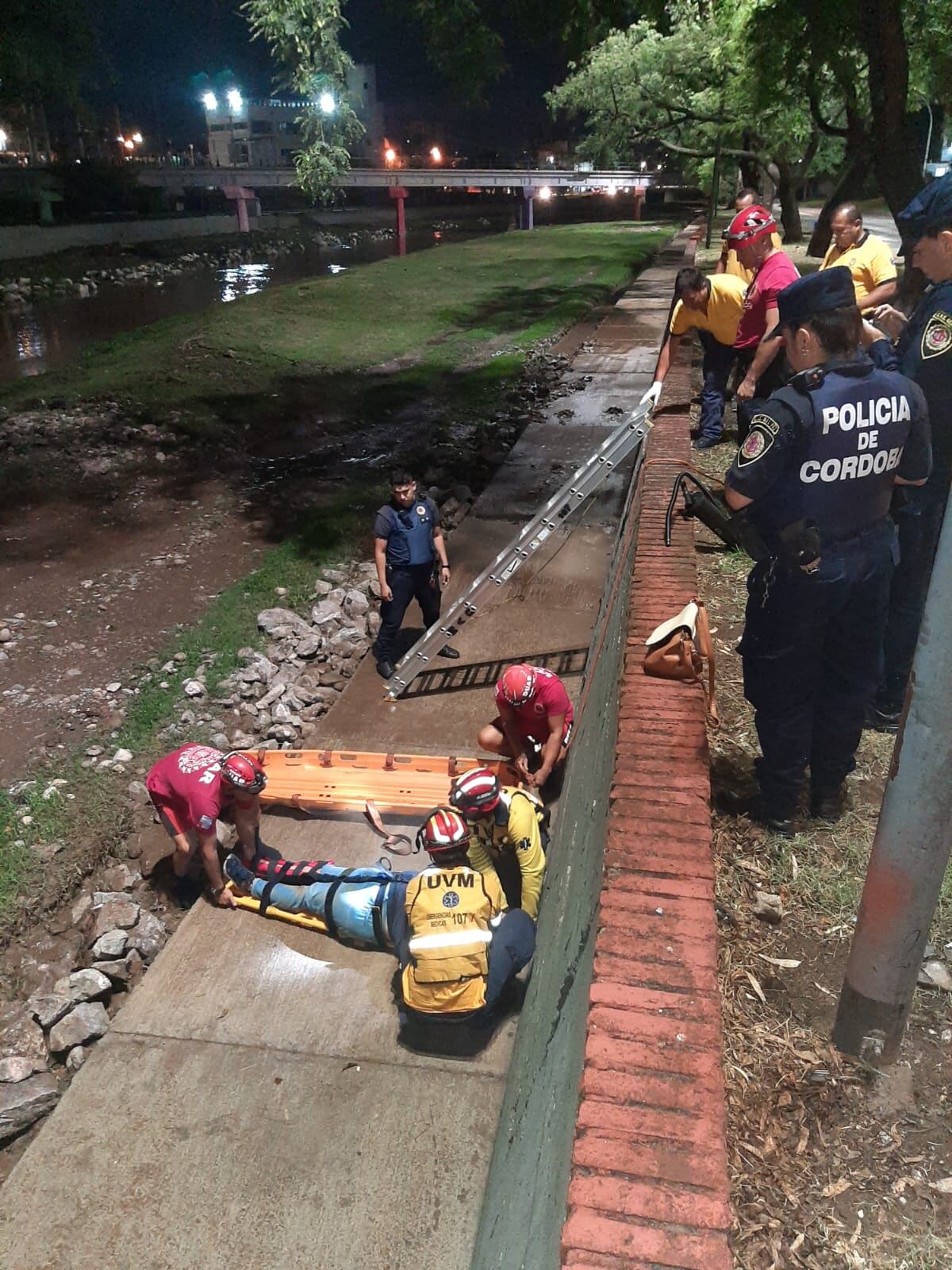 El rescate a la mujer de 31 años a la vera del río Suquía.