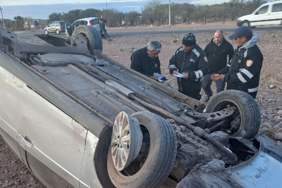 Un nuevo accidente en el Acceso Este, en el ingreso a Mendoza, producto de piedras en la ruta.