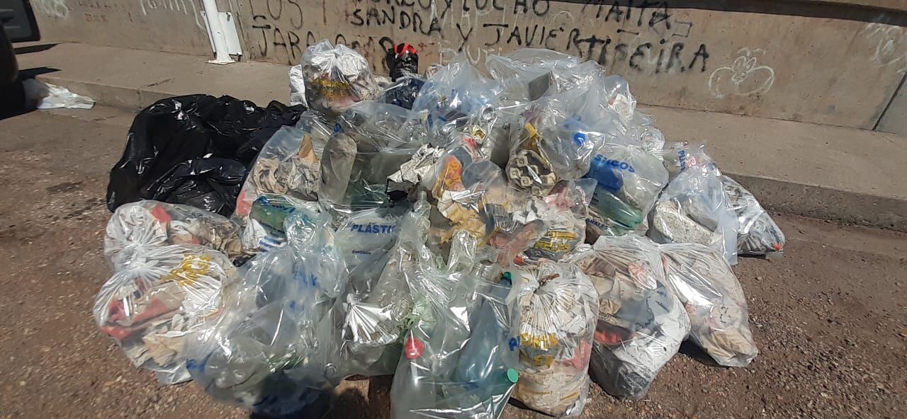 Los voluntarios de la Brigada Ecológica encontraron papel, vidrios rotos, muchas latas de cerveza y gaseosa y gran cantidad de botellas plásticas. 