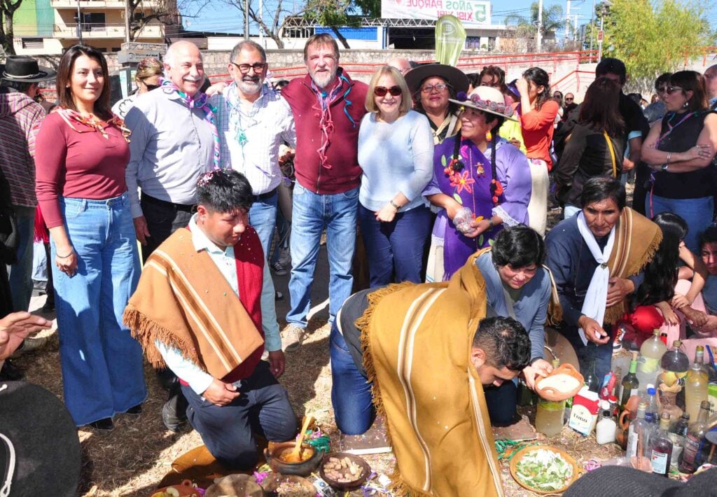 Claudia Machaca, Mario Fiad, Raúl Jorge, Jorge Rizzotti y Silvia Giacoppo, acompañaron este martes las honras a la Madre Tierra en el río Xibi Xibi.