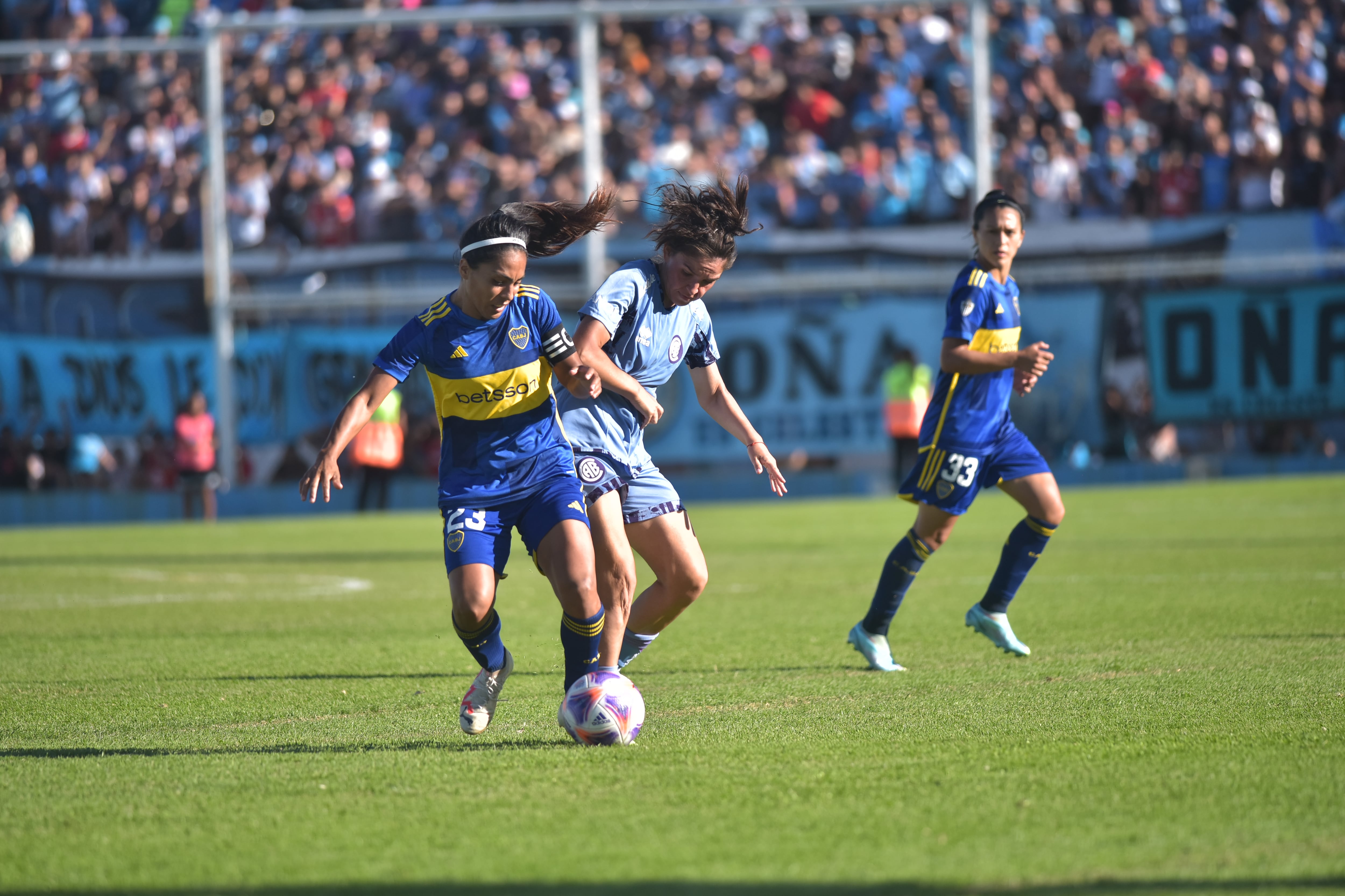 Belgrano y Boca jugaron en la cancha de Racing de Nueva Italia el primer partido de la final del fútbol femenino. Foto Javier Ferreyra