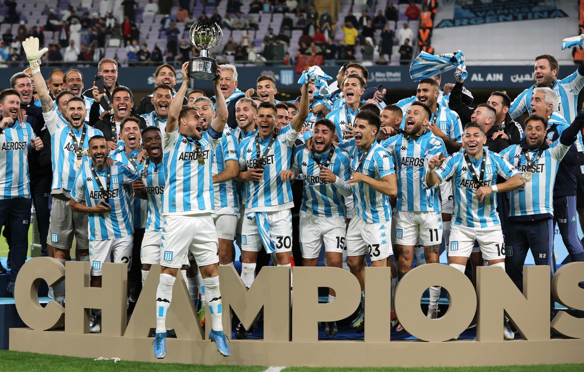 Racing celebra con el trofeo tras ganar la final de la Supercopa Internacional en Al Ain, Emiratos Árabes Unidos. 