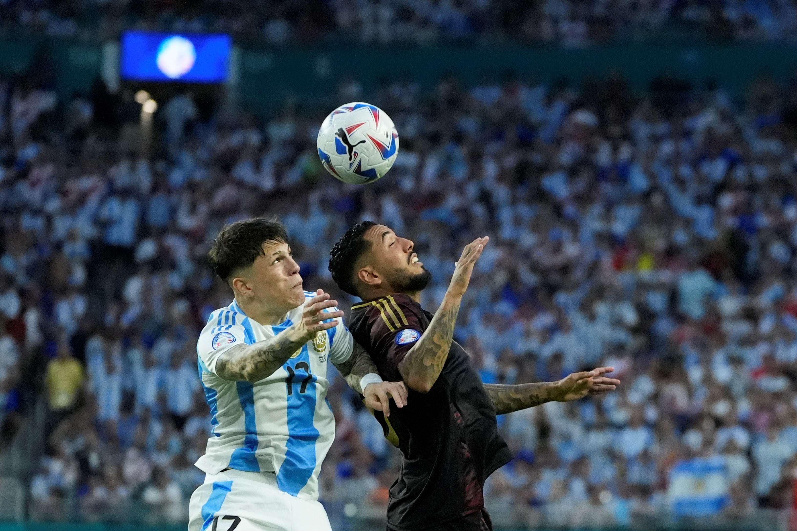 Alejandro Garnacho, delantero de Argentina ante Sergio Pena, defensor de Perú. (AP)