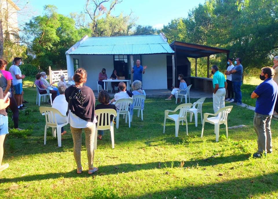 Vecinos de La Cumbre recibiendo los controles para operar las alarmas comunicaras y prevenir la inseguridad.