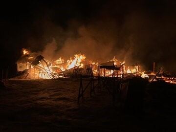 Una vez apagado el fuego investigarán que desató el incendio.