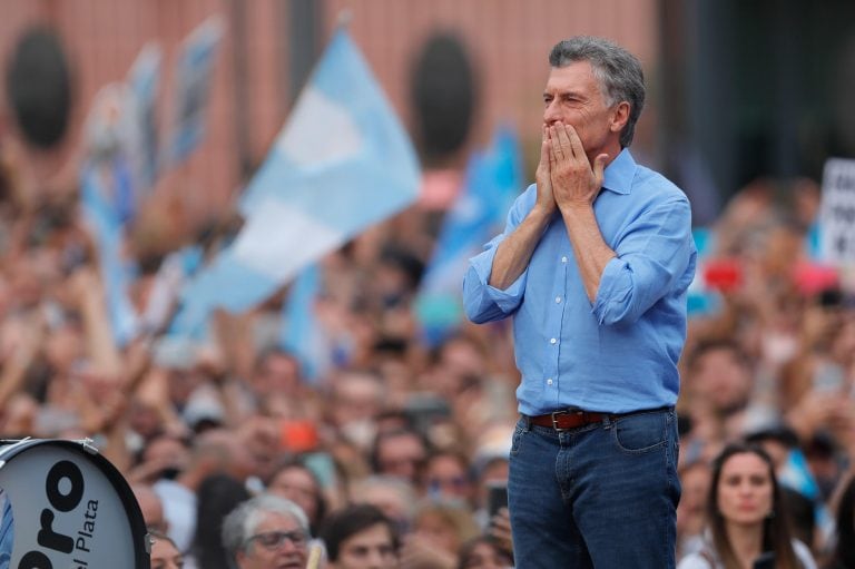 -FOTODELDIA- AME3708. BUENOS AIRES (ARGENTINA), El Presidente Mauricio Macri saluda a las miles de personas que se reúnen en la Plaza de Mayo, con la consigna “Más juntos que nunca", para despedirlo del cargo como Presidente (Foto: EFE/ Juan Ignacio Roncoroni)