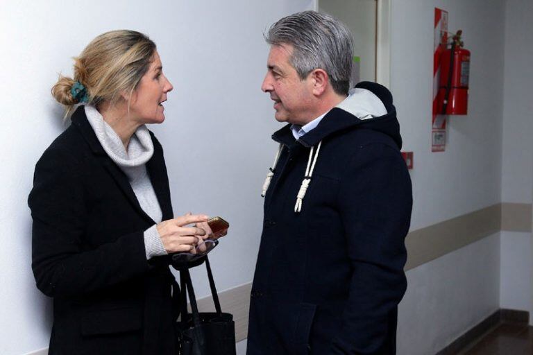 El intendente Javier Martínez junto a Paola Stello, mamá de Justina