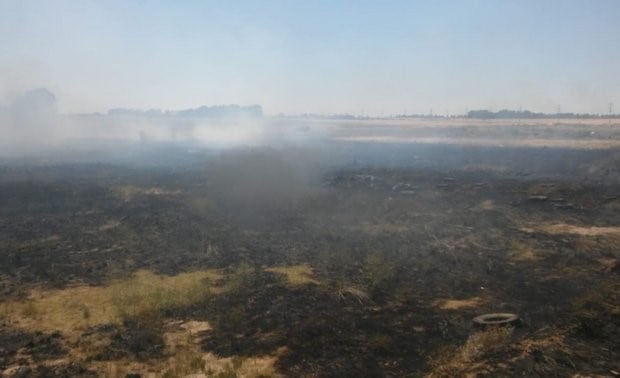 La dotación de bomberos y la guardia de Defensa Civil trabajaron dos horas para poder controlar el fuego