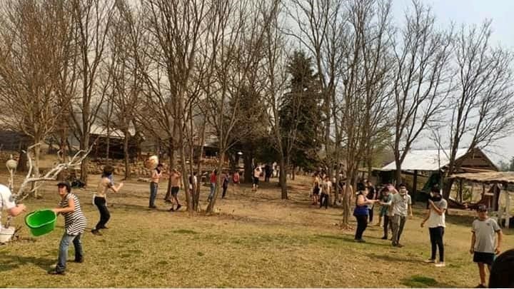 En Mina Clavero se formó un corredor humano de acarreo de agua para combatir los incendios. (Belen Intima)