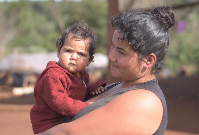 Los chicos de una comunidad en Río Victoria, Misiones, recorren casi tres kilómetros de selva para ir a la escuela. (Foto: La Nación)