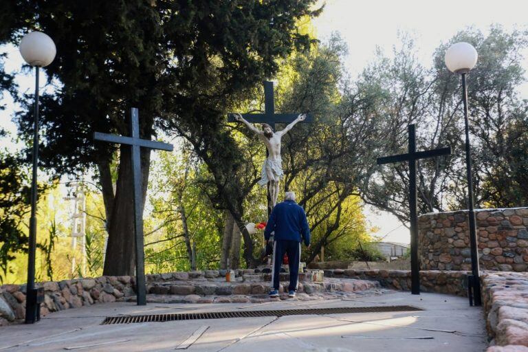 El hombre rezando en el Calvario. Foto: diario El Sol.