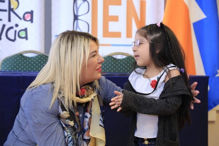 Gobernadora Rosana Bertone en la entrega del programa "Vernos  Bien"