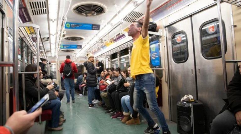 Lucas Benítez, el bailarín del subte al que Marcelo Tinelli le cumplirá el sueño (Foto: Lihue Althabe/Infobae)