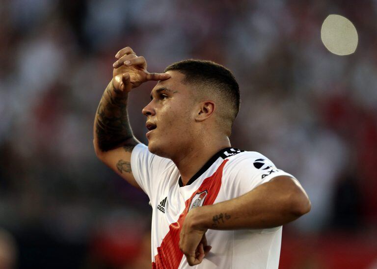 El mediociampista colombiano de River Plate, Juan Quintero, celebrando un gol ante Racing en febrero pasado. (Photo by ALEJANDRO PAGNI / AFP)