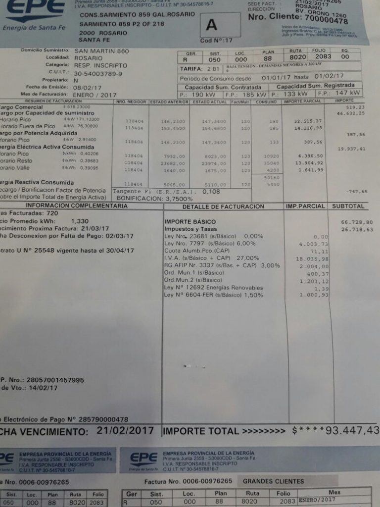 Facturas de la EPE en un consorcio comercial de Rosario para los primeros bimestres de 2016 y 2017.