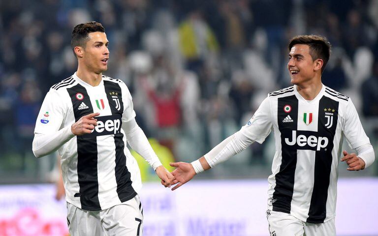 Cristiano Ronaldo celebra un gol con Paulo Dybala (Foto: REUTERS/Massimo Pinca)