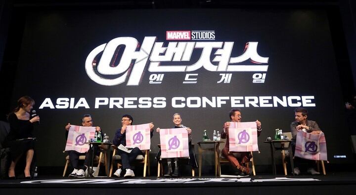 Jeremy Renner, Robert Downey Jr., Brie Larson, y los directores Anthony y Joe Russo durante la promoción de Avengers: Endgame en Corea del Sur (Foto: AP)