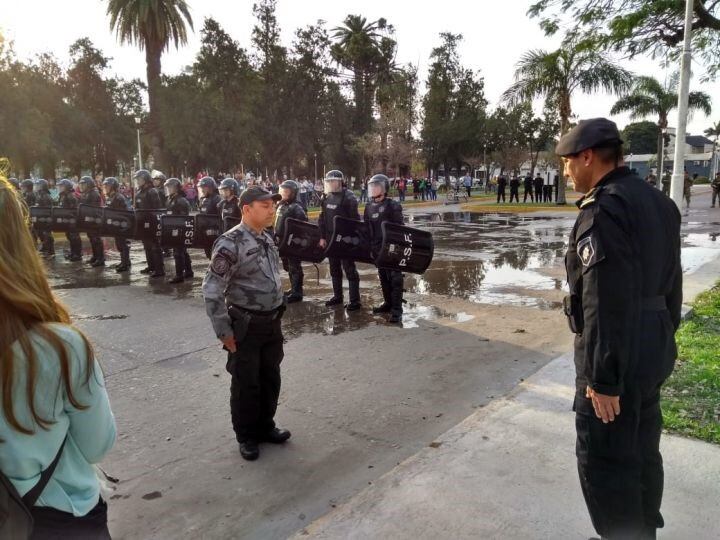 Polémica por el canto de policías de Infantería durante su entrenamiento. (Web)