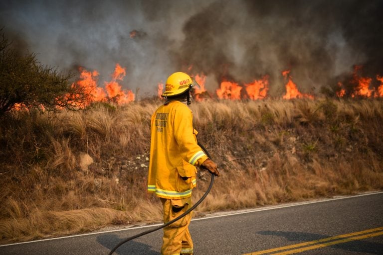 Bomberos combaten los incendios en la zona de Bosque Alegre para evitar que las llamas alcancen al Observatorio Astronómico. (Pedro Castillo)