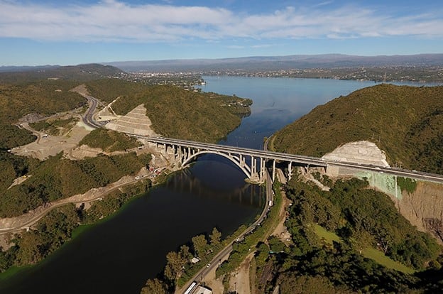 Se inaugura este lunes 8 la Autovia de Montaña, primer tramo, que tiene el puente sobre el Lago San Roque.