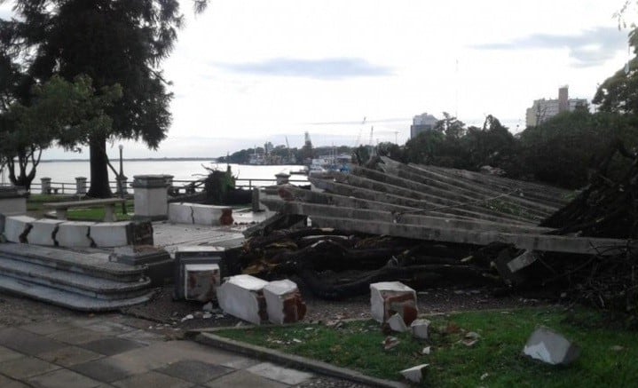 Pérgola de la Punta de San Sebastián caída en el temporal de enero