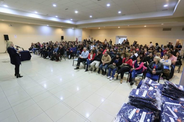 Bertone presidió la entrega de uniformes al personal de Pomys