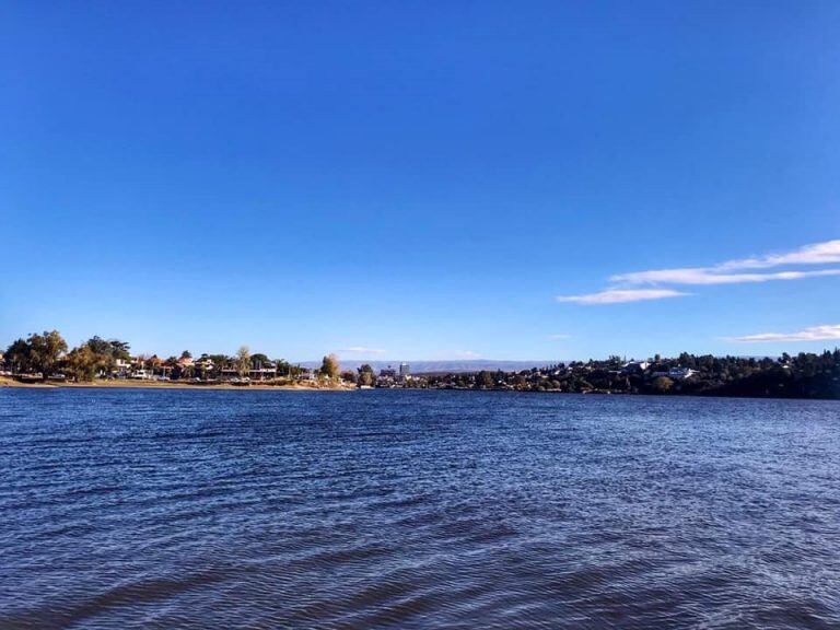 El lago San Roque desde Villa Carlos Paz. (Foto: Facebook / Secretaría de Turismo VCP).