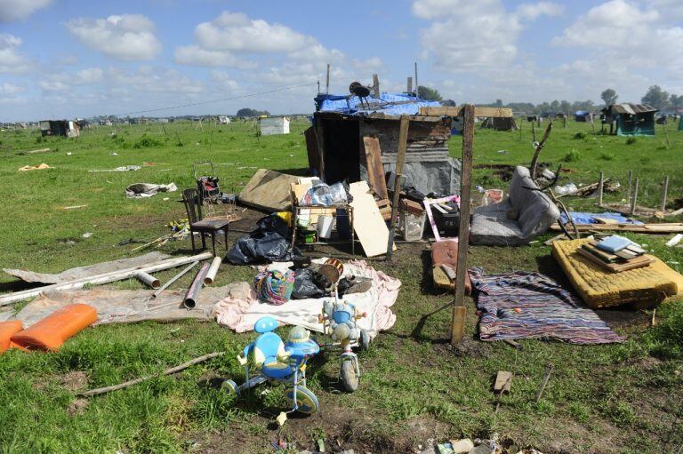 Desalojo de ocupantes que tomaban tierras en la localidad bonaerense de Guernica. (Clarín)