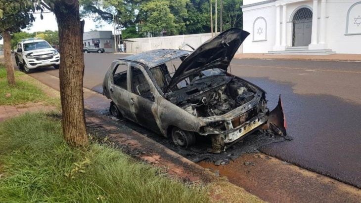 Auto incendiado frente al cementerio La Piedad de Posadas. (Misiones Online)