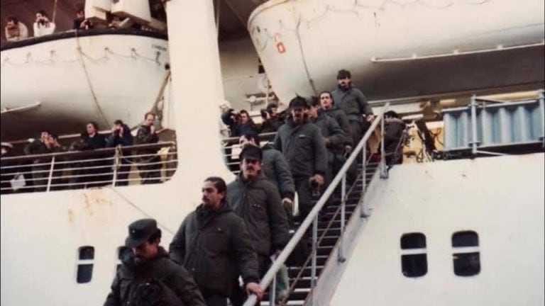 Desembarco de los soldados que venían a bordo del Canberra.