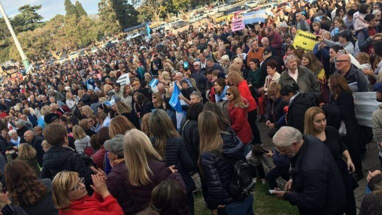 Gran convocatoria en Rosario en apoyo a Macri (@_charlycardozo)