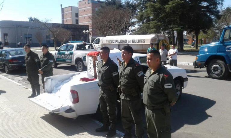 El cura de Sampacho bendijo con camiones regadores al pueblo. (FM Identidad de Sampacho)