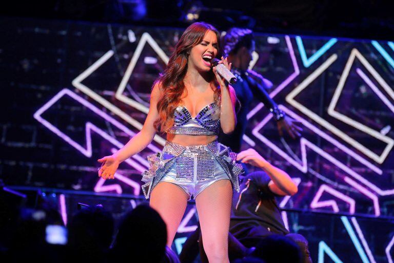 Lali presente en la Fiesta Nacional del Camarón y el Langostino