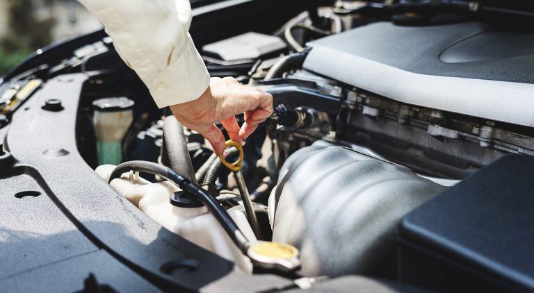 ¿Por qué se calienta el motor de mi auto?