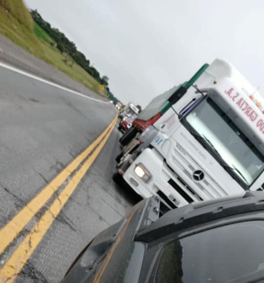 Camioneros cortan la Ruta Nacional 9/34 cerca de Rosario de la Frontera. (HS Noticias)